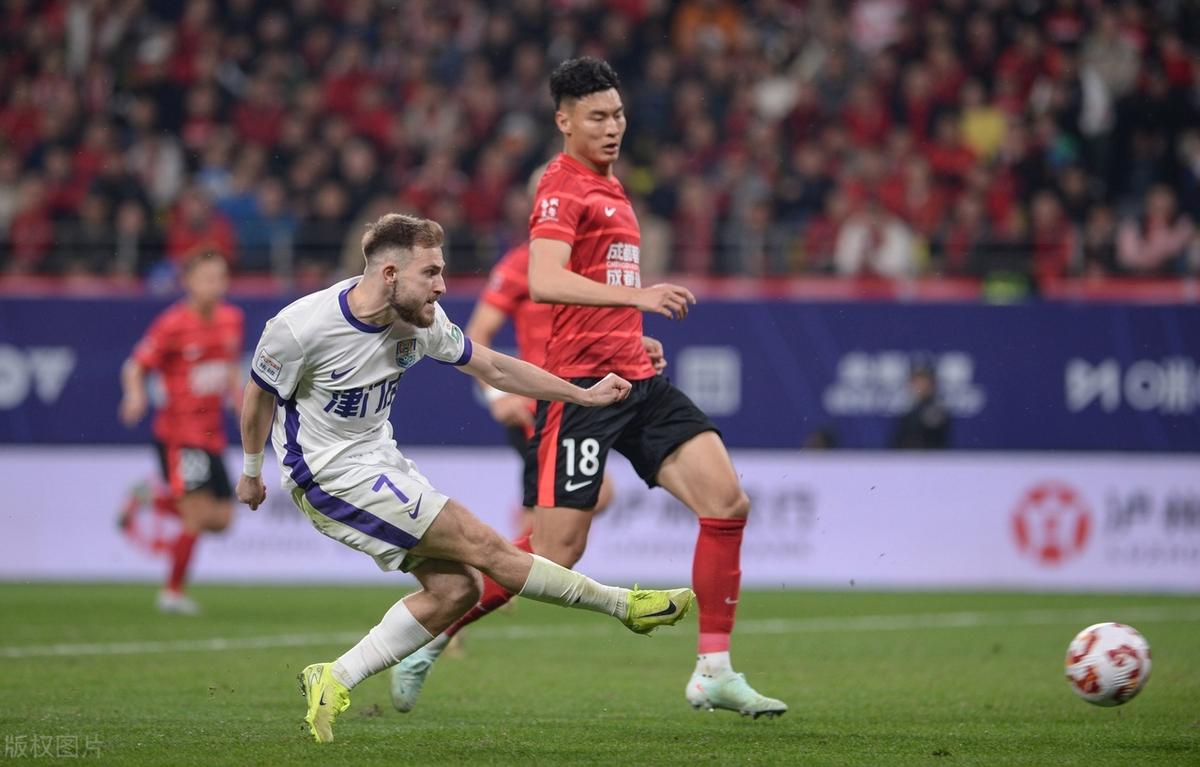 赛前远射贴柱引欢呼转会期成都蓉城防线松动，现场解说直呼：门兴格拉德巴赫转会期内部沟通 